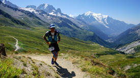 Homme courant sur un plateau montagneux