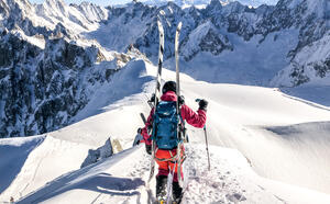Skieur de randonnée sur un plateau enneigé