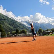 Joueur de tennis sur un court