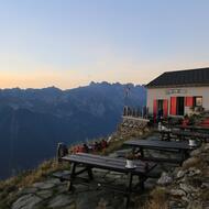 Restaurant d'altitude au levé du soleil