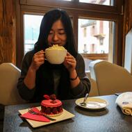 Femme dégustant une boisson recouverte de chantilly