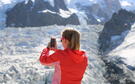 Femme utilisant son téléphone portable en pleine nature