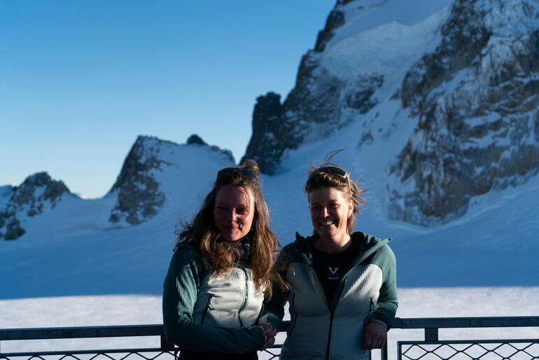 Coline et Anna gardiennes du refuge des Cosmiques
